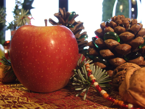 Tischdeko für Weihnachten mit Äpfeln und zapfen