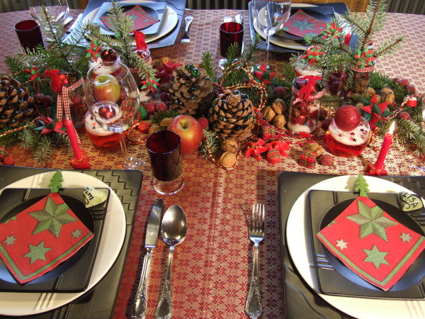 Weihnachtliche Tischdekoration in Rot