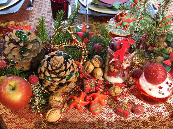 Weihnachtlicher Tischschmuck mit Zapfen und Äpfeln