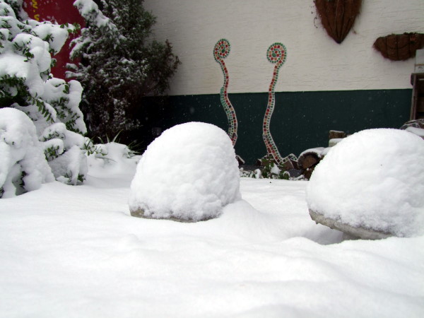 Gartendeko aus Beton im Schnee