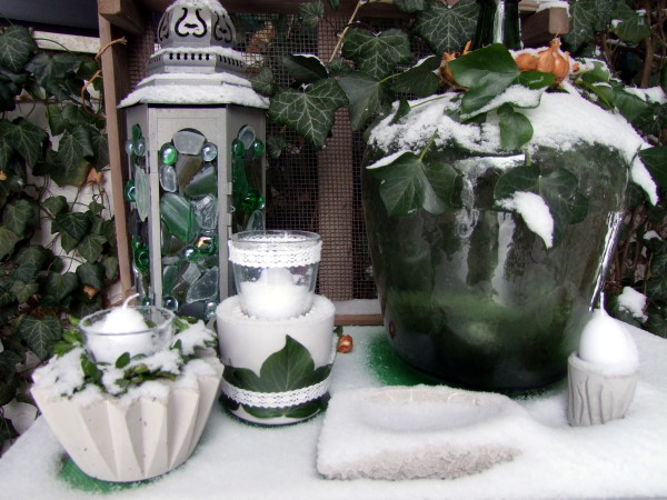 selbstgemachte Gartendeko aus Beton im Schnee
