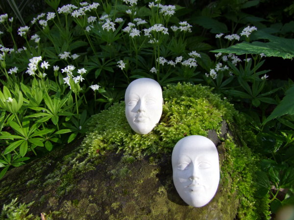 Beton Masken im Garten