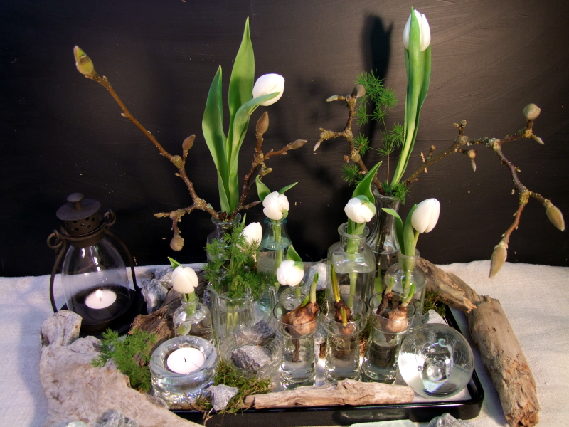 Tischdeko Tablett mit weißen Tulpen 