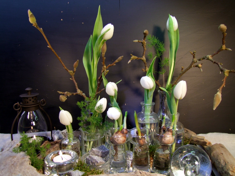 Tischdeko Tablett mit weißen Tulpen
