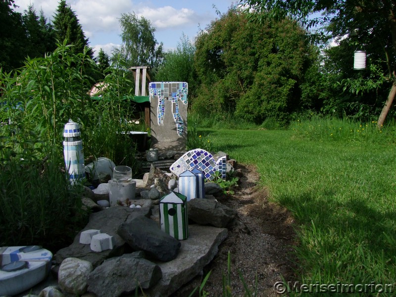 Der Beton und Mosaik Garten im Mai