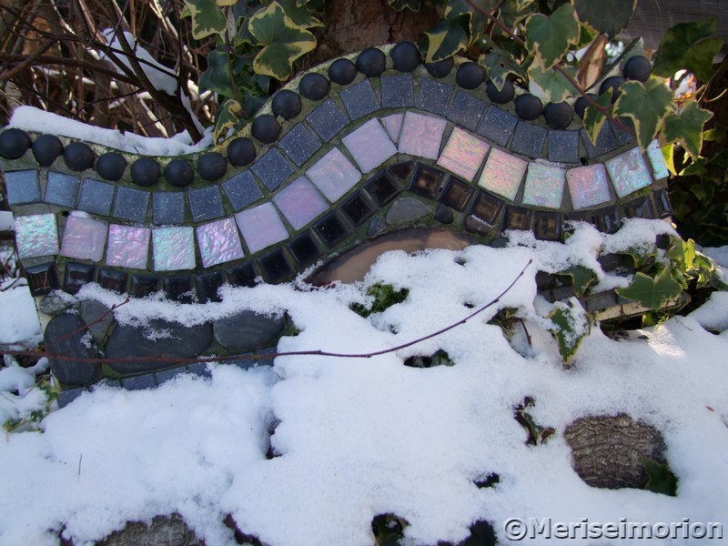 Schnee im Beton und Mosaik Garten