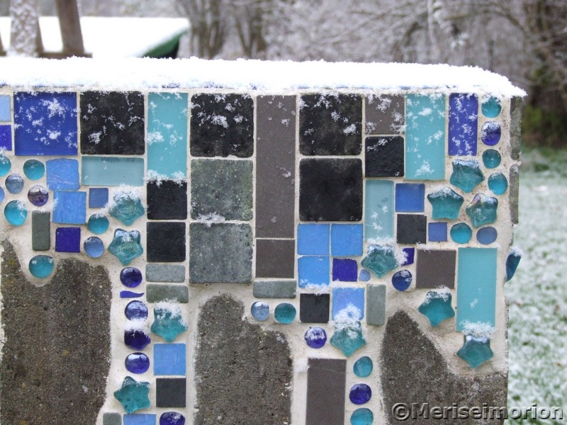 Schnee im Mosaikgarten