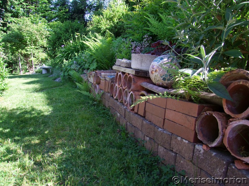 Gartenmauer aus altem Baumaterial