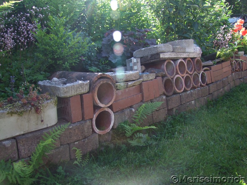 Gartenmauer aus recyceltem Baumaterial
