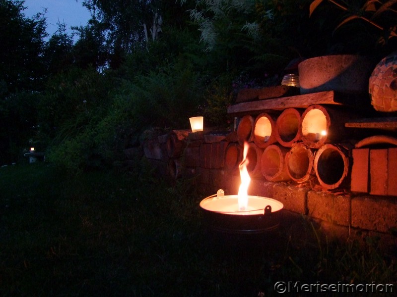 Gartenmauer mit Kerzenlicht