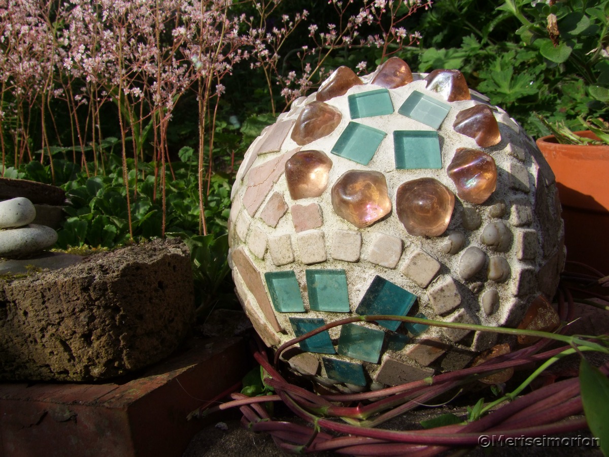 Mosaikkugel im Garten
