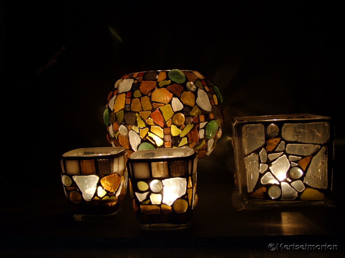 Mosaik Windlichter im Kerzenschein