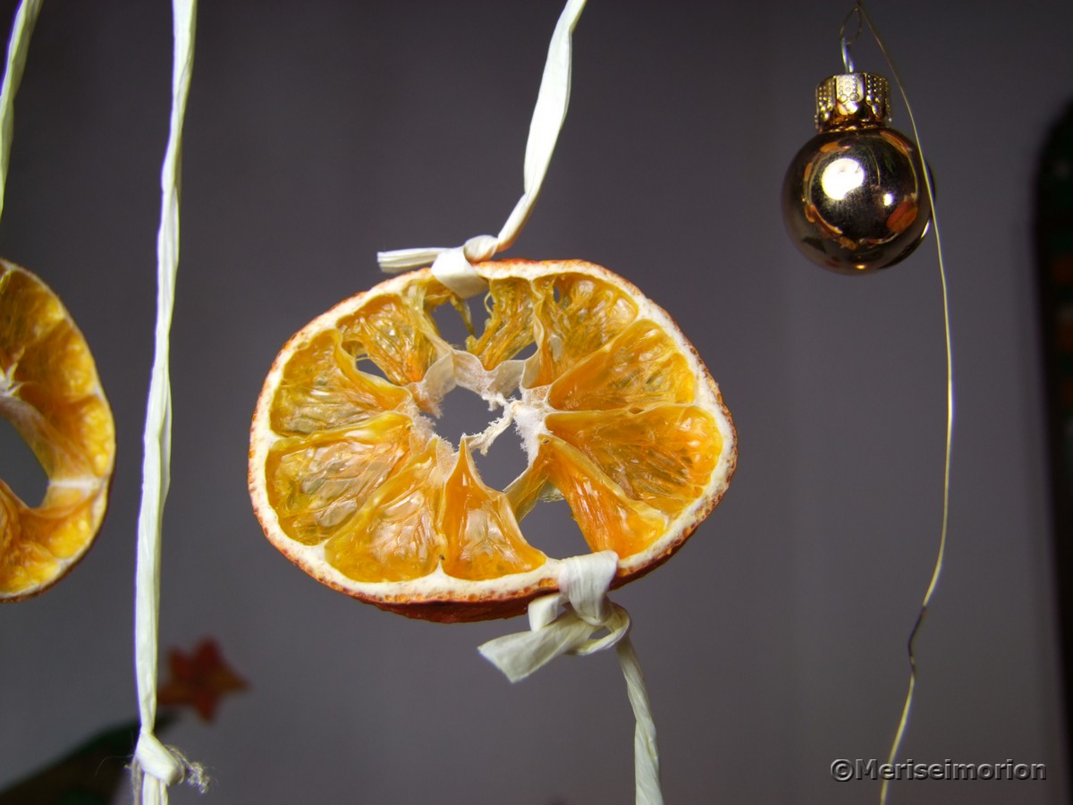 Weihnachtsdeko mit Orangenscheiben