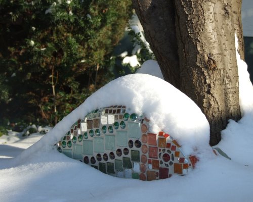 Weihnachtsdeko im Schnee