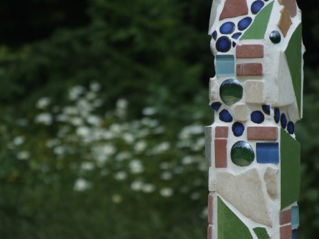 MosaiksÃ¤ule im Garten