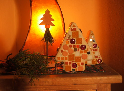 Adventsdekoration und Mosaike in Orange