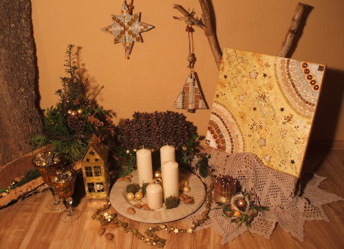 Adventsdekoration und Mosaike in Gold