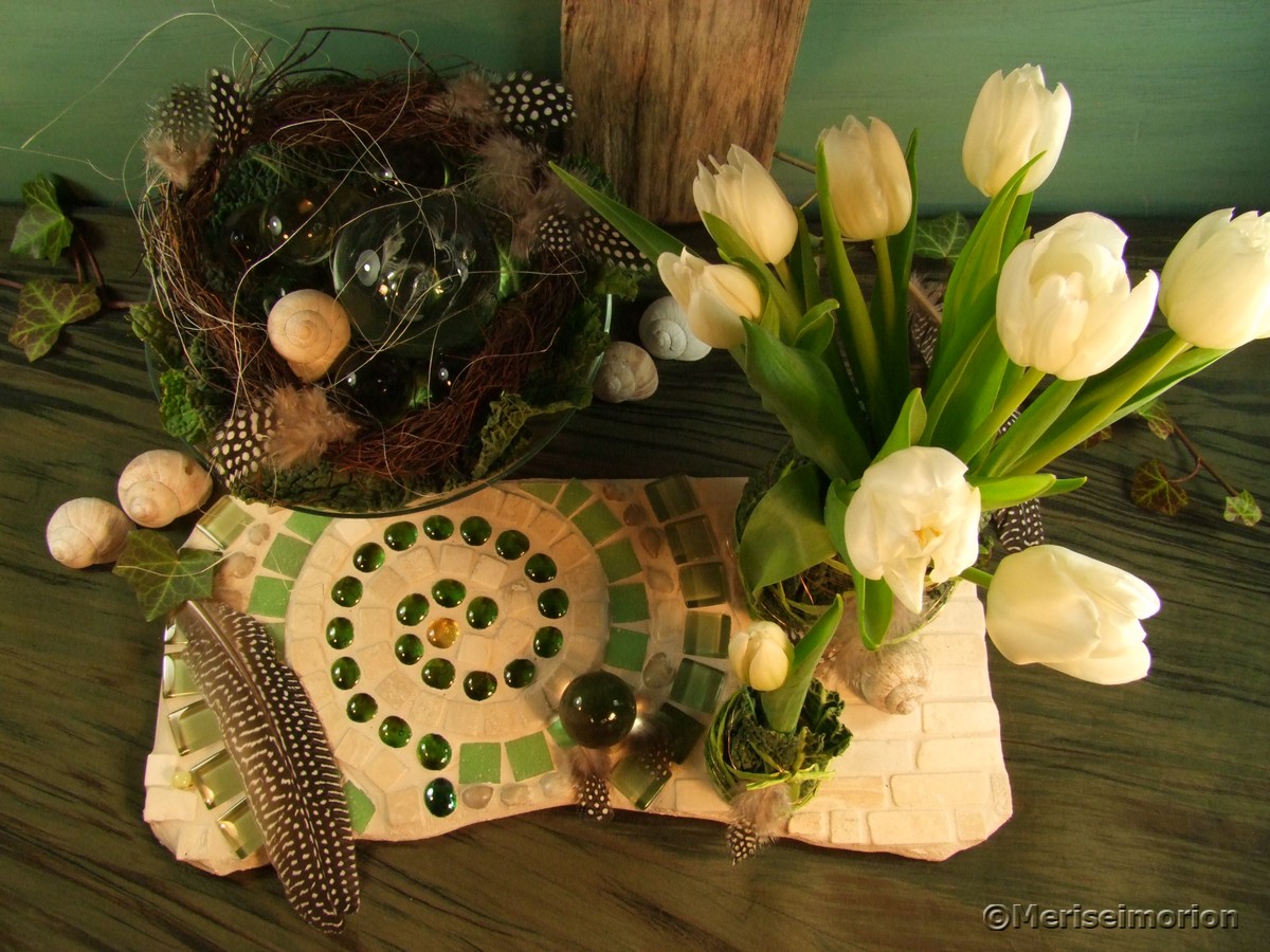 Frühlingsdeko mit Tulpen und Federn