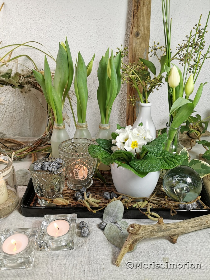 Eine Tablettdeko im Januar mit Trockenblumenkranz